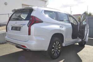 Mitsubishi Pajero Sport Side view